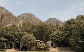 Bajo La Montaña